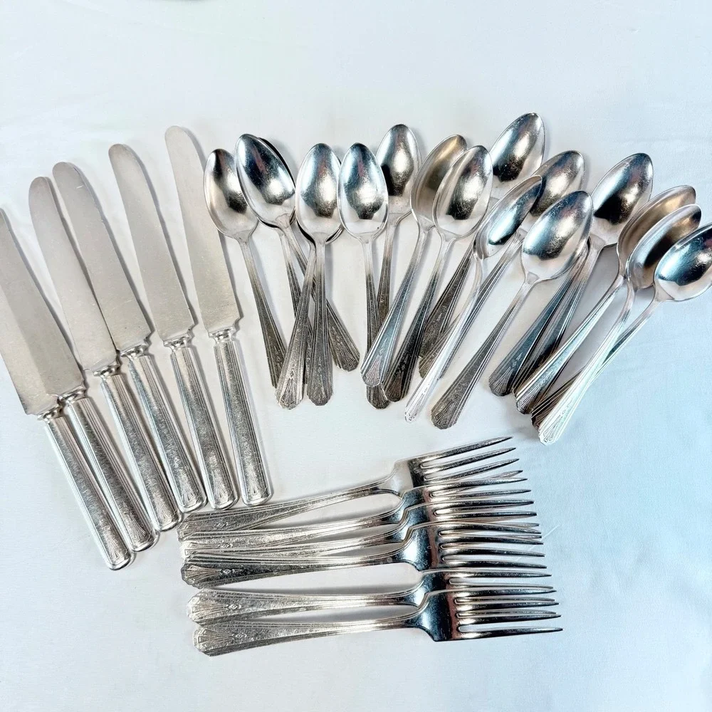 Vintage WM Rogers Ivanhoe 1936 Silver Plate flatware 30 pieces